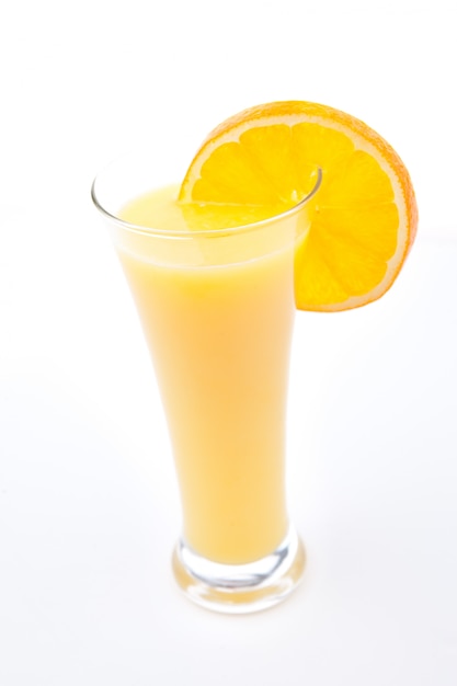 Plein verre de jus d&#39;orange avec une tranche d&#39;orange