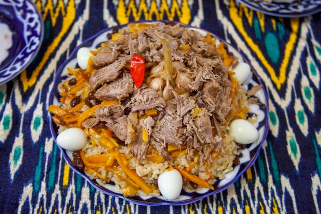 Un plein de viande de riz et de légumes