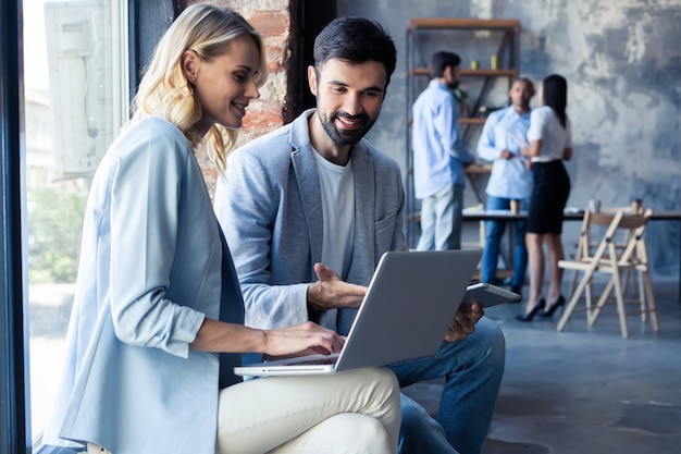 Pleine concentration au travail. Collègues de travail de l'équipe d'entreprise travaillant dans un bureau moderne.