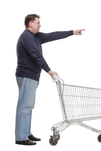 En pleine croissance casual mature man with shopping cart