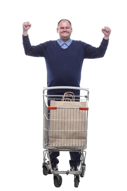 En pleine croissance casual mature man with shopping cart