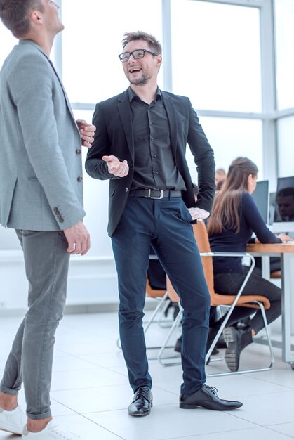 En pleine croissance, des collègues de travail heureux se tenant au bureau