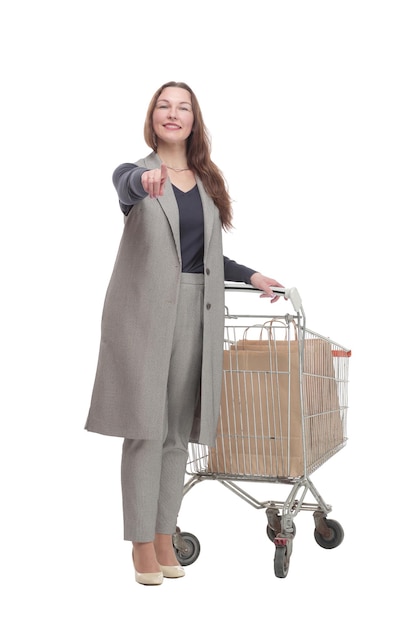 En pleine croissance. femme élégante avec un caddie.