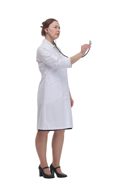 En pleine croissance.une femme médecin avec un stéthoscope à la main. isolé sur fond blanc.