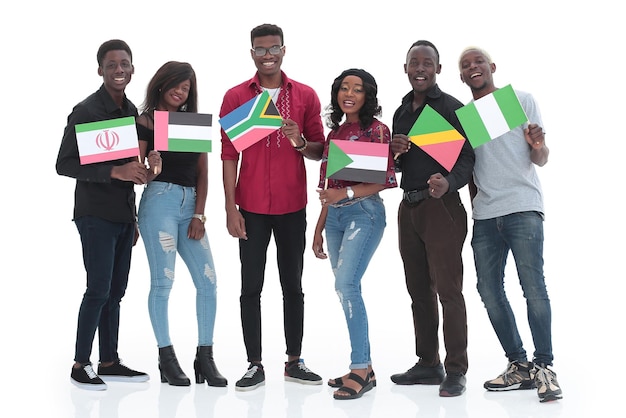 En pleine croissance groupe de jeunes divers avec des drapeaux nationaux