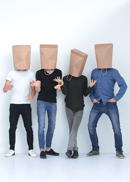 En pleine croissance un groupe de jeunes avec des sacs en papier sur la tête photo avec espace de copie