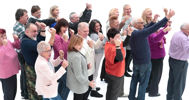 Photo en pleine croissance, un groupe de personnes âgées heureuses donne un coup de pouce