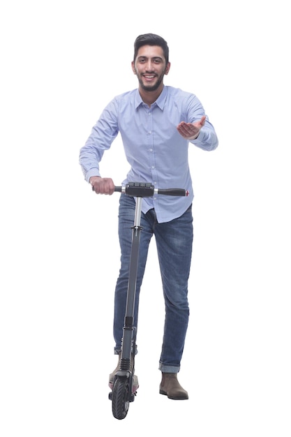 En pleine croissance heureux jeune homme avec un scooter électrique