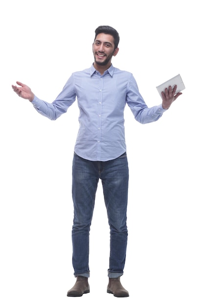 En pleine croissance heureux jeune homme avec une tablette numérique