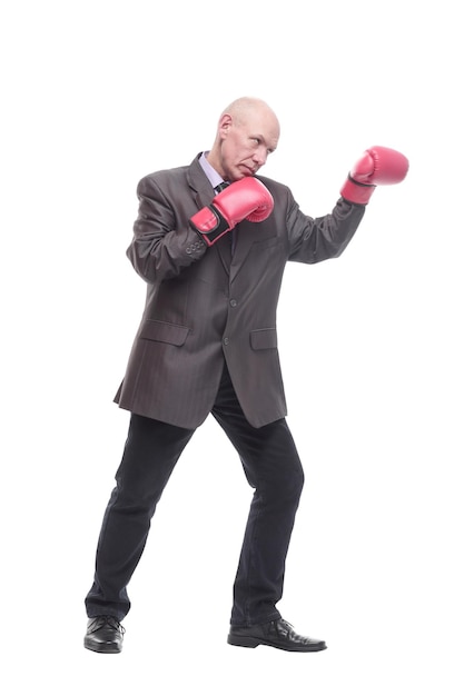 En pleine croissance. homme d'affaires dans les gants de boxe. isolé sur fond blanc.