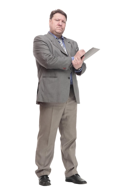 En pleine croissance. homme d'affaires sérieux avec un presse-papiers. isolé sur fond blanc.