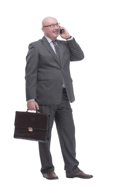 En pleine croissance. homme d'affaires avec un smartphone.isolé sur fond blanc.