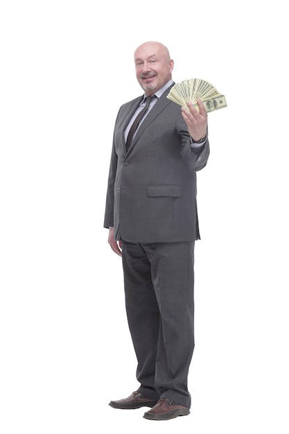 En pleine croissance. homme d'affaires souriant avec des billets d'un dollar. isolé sur fond blanc.