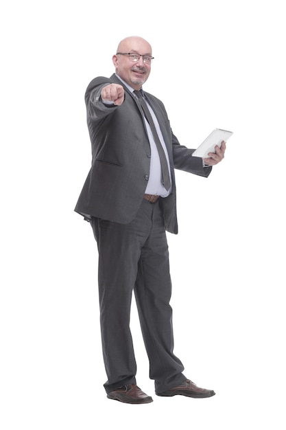 En pleine croissance. homme d'affaires avec une tablette numérique.isolé sur fond blanc.