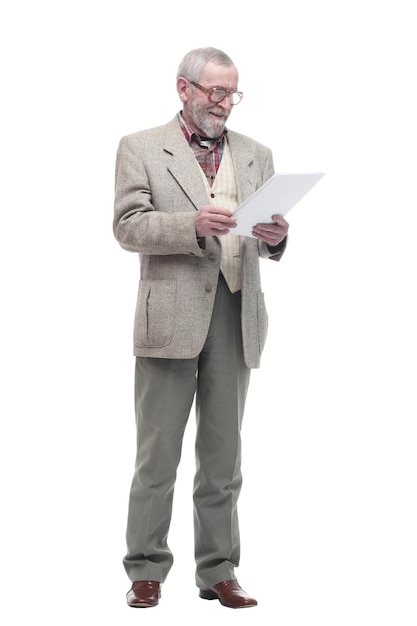 en pleine croissance. homme âgé souriant lisant un document commercial. isolé sur fond blanc.