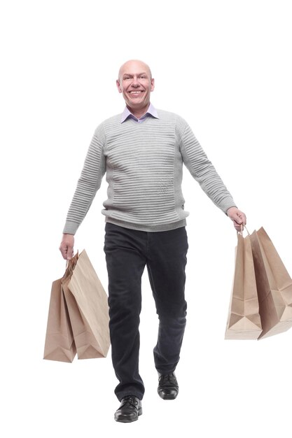 En pleine croissance. homme heureux avec des sacs à provisions. isolé sur fond blanc.