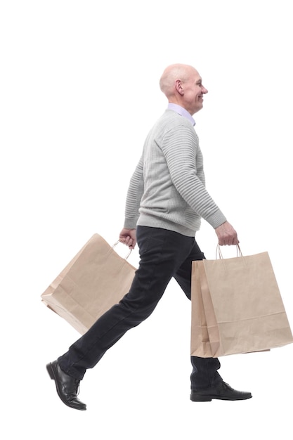 En pleine croissance. homme heureux avec des sacs à provisions.