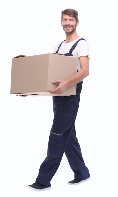 En pleine croissance, un homme porte une grande boîte en carton isolée sur fond blanc