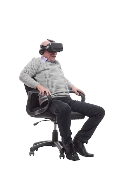 En pleine croissance. homme souriant dans des lunettes de réalité virtuelle.