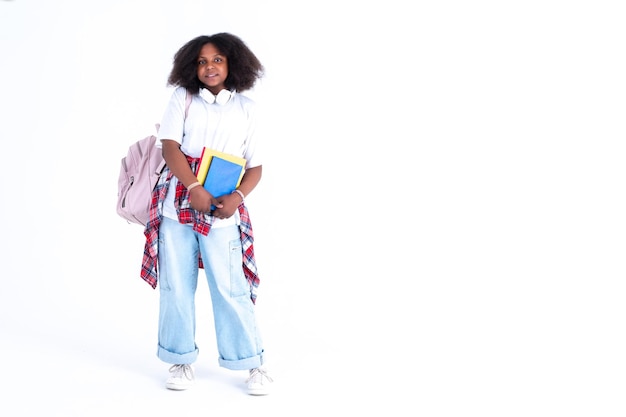 En pleine croissance jeune adolescente afro-américaine avec sac à dos et maquette de livres dans les mains