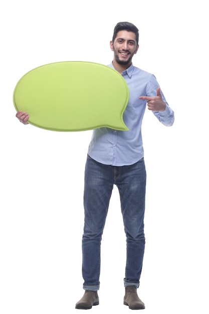 Photo en pleine croissance jeune homme souriant avec une bulle de dialogue