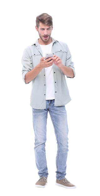 En pleine croissance jeune homme tapant SMS sur smartphoneisolé sur fond blanc