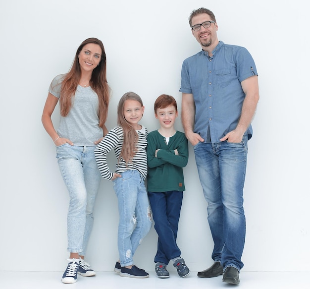 En pleine croissancefamille heureuse avec deux enfants