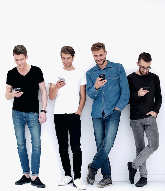 En pleine croissancegroupe d'amis avec concept de communication smartphones