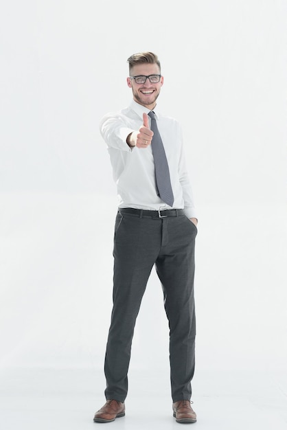 En pleine croissancehomme d'affaires souriant montrant le pouce isolé sur fond blanc