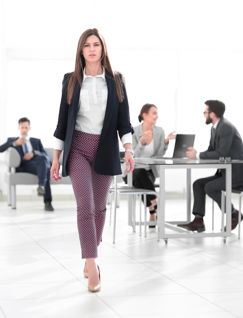 En pleine croissancejeune femme d'affaires sur le fond du bureau