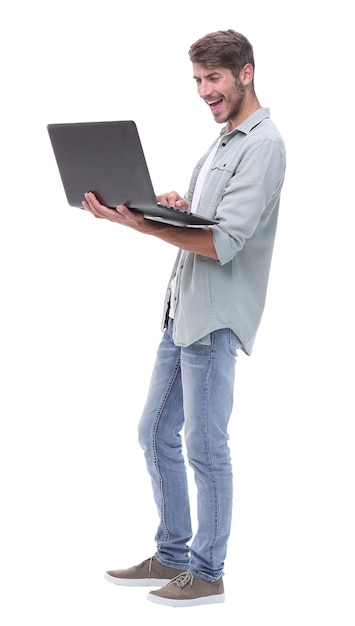 En pleine croissancejeune homme souriant avec ordinateur portable isolé sur fond blanc