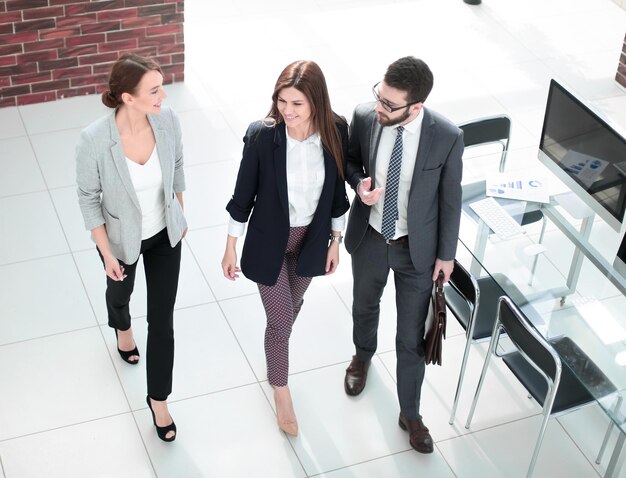 En pleine croissanceles employés de l'entreprise parlent au bureau du concept de professionnalisme