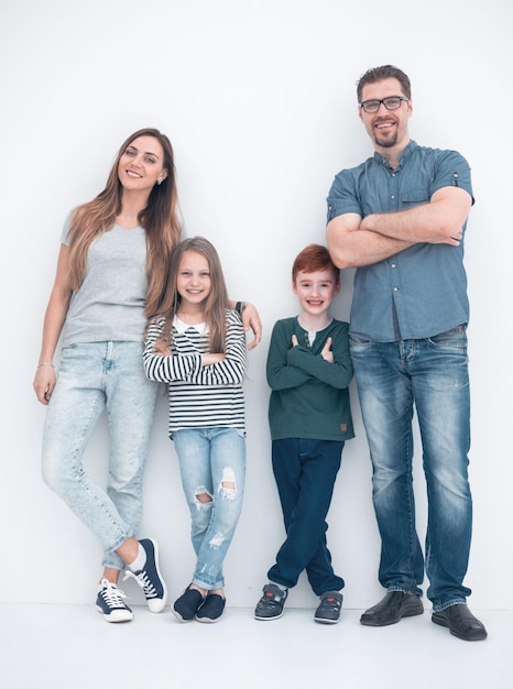 Photo en pleine croissanceportrait d'une famille heureuse