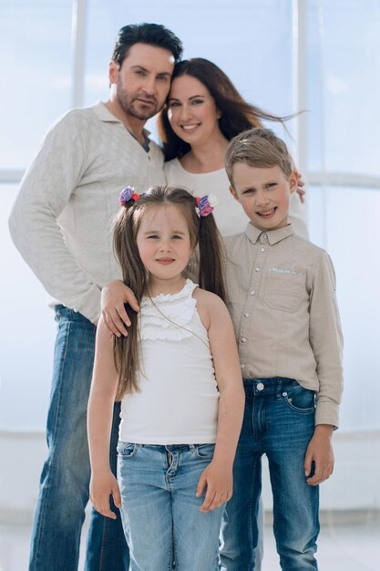 En pleine croissanceportrait d'une famille moderne heureusele concept de parentalité