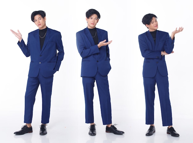 Pleine longueur Portrait 20s Asian Business man wear Blue Formal Suit pants shoes for Gala Dinner et célébrer la réunion. Le jeune homme intelligent est confiant, se sentant heureux, sourit. Fond blanc isolé