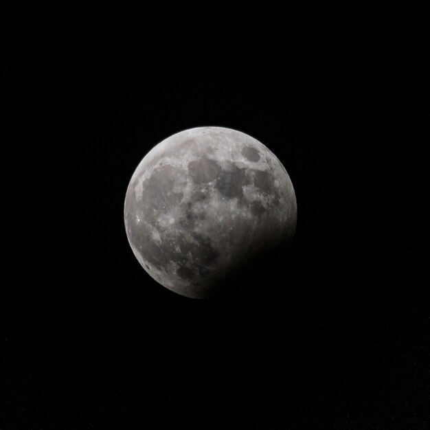 La pleine lune au milieu de la nuit avec une éclipse lunaire partielle