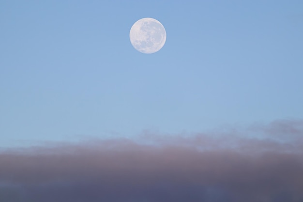 pleine lune dans le ciel de Rio de Janeiro au Brésil