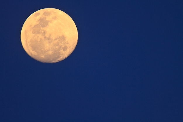 pleine lune dans le ciel sombre