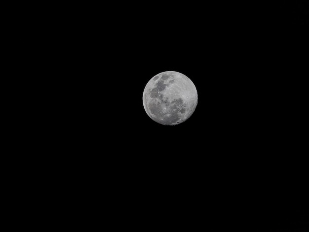 Pleine lune dans la nuit noire