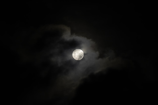 Pleine Lune Derrière Les Nuages Sur Ciel Noir Ciel Dramatique Horreur Ciel Sérénité Nature Fond