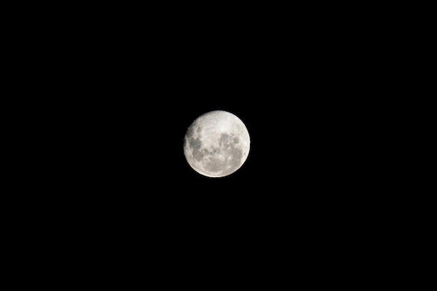 Pleine lune sur un fond sombre la nuit parfaite pour les papiers peints