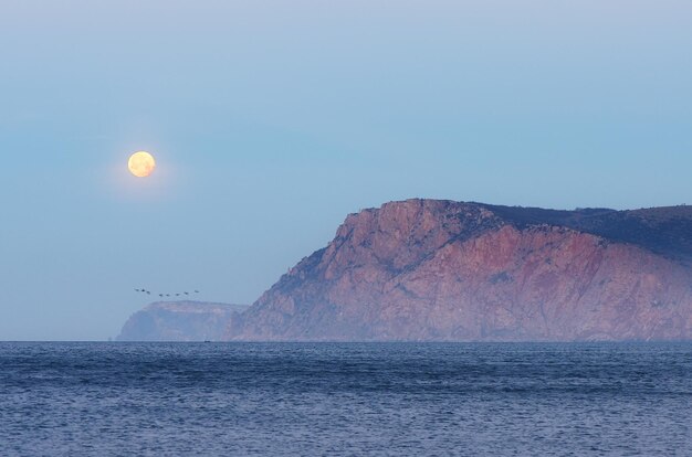 Pleine lune sur la mer