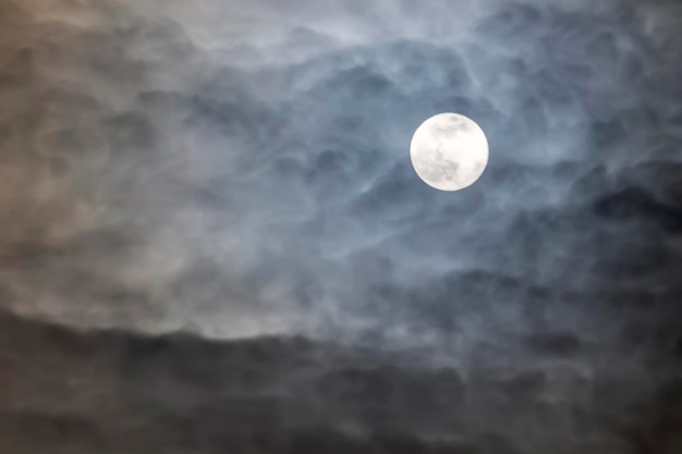 Photo pleine lune avec des nuages la nuit, nuages dramatiques