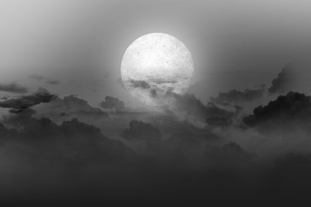 Pleine lune avec des nuages sombres la nuit. Notion d'Halloween