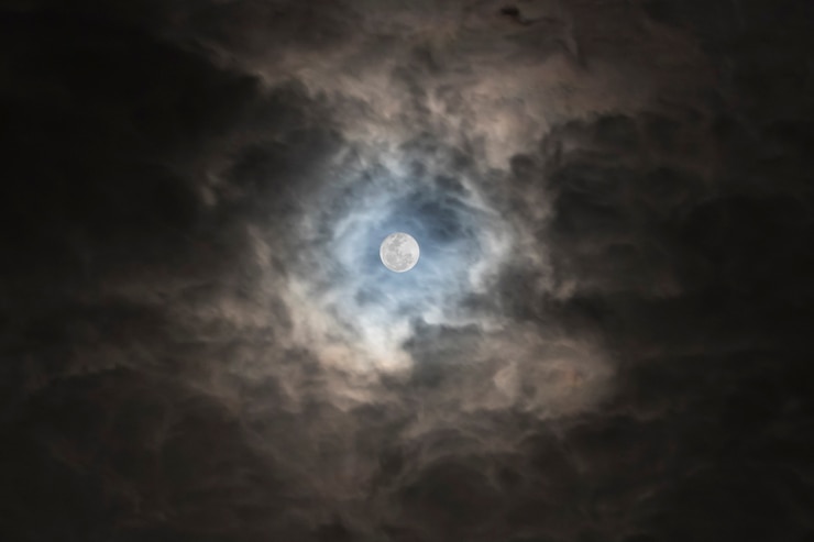 Photo pleine lune et nuageux