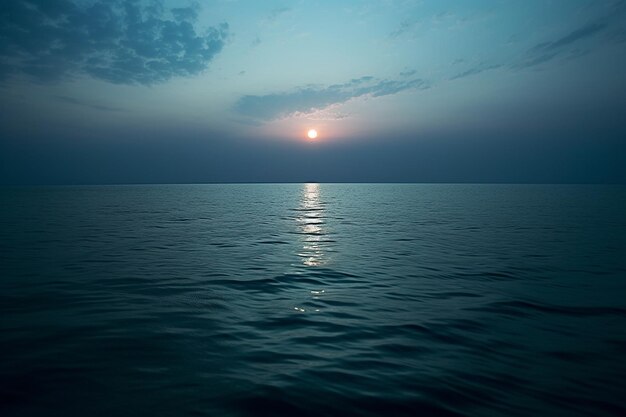 La pleine lune se reflète sur un océan calme.