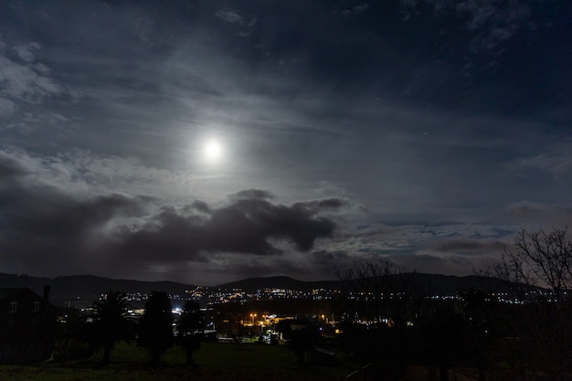 Pleine lune à travers les nuages par une froide matinée d'hiver!