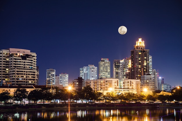 pleine lune sur la ville