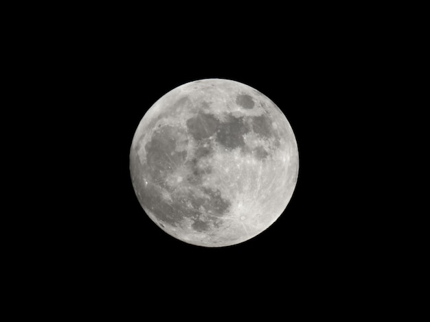 Pleine lune vue au télescope