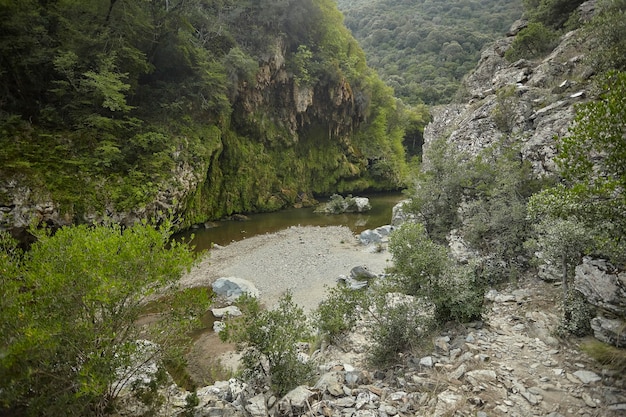 Pleine vue sur le goutte-à-goutte naturel de Sa Stiddiosa dans l'arrière-pays sarde